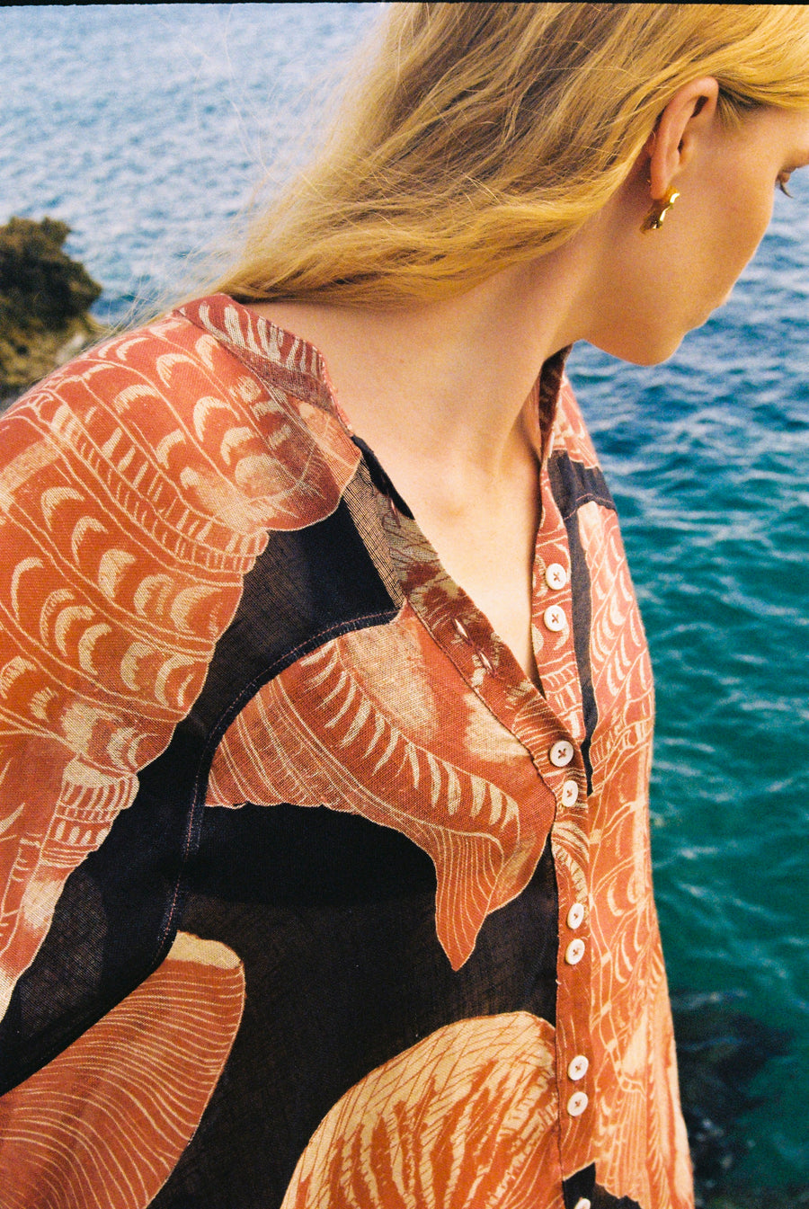 MOON + MELLOW RESORT LINEN BLOUSE - SHELL RUST
