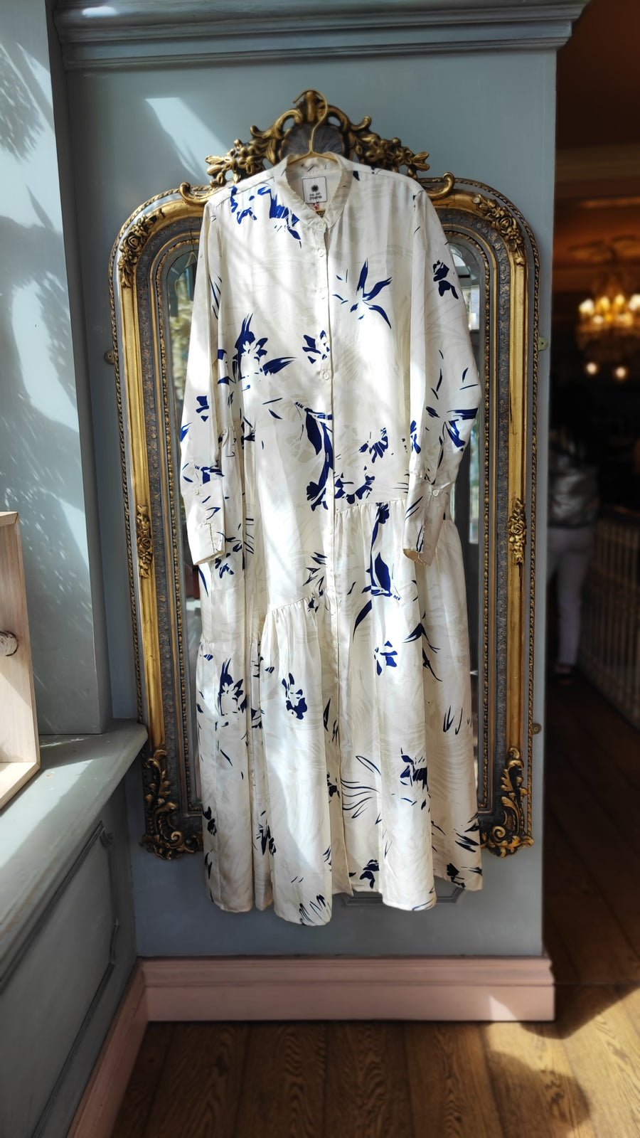 AN AN LONDREE LONG SILK DRESS IN OFF WHITE WITH BLUE FLORAL DESIGN
