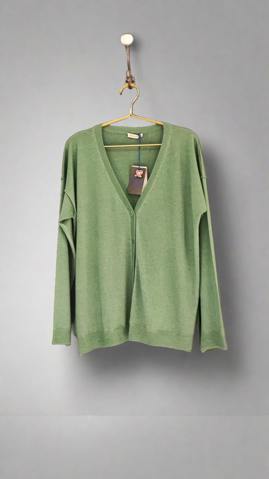 MIRROR IN THE SKY FINE KNIT CASHMERE CLASSIC CARDIGAN IN SPINACH