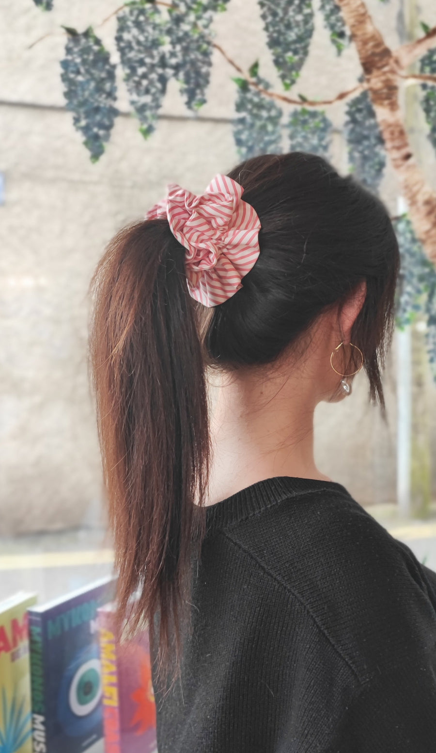 JENNIFER OUELLETTE SCRUNCHIE IN WHITE/PINK