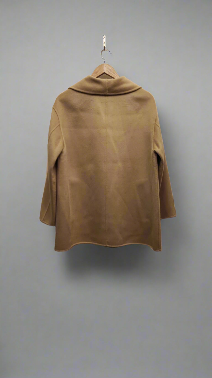 THE DYNAMIS STUDIO BROOKLYN ROUND LABEL COAT IN DESERT