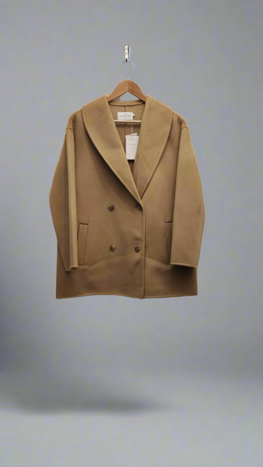 THE DYNAMIS STUDIO BROOKLYN ROUND LABEL COAT IN DESERT