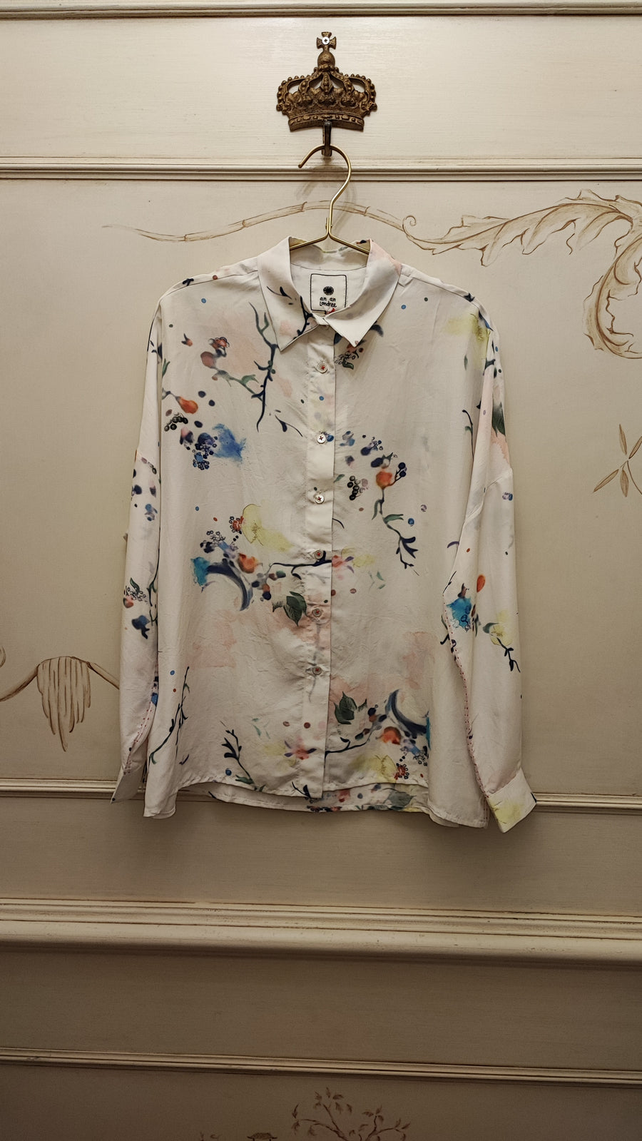 AN AN LONDREE OFF WHITE SILK SHIRT WITH FLORAL DESIGN