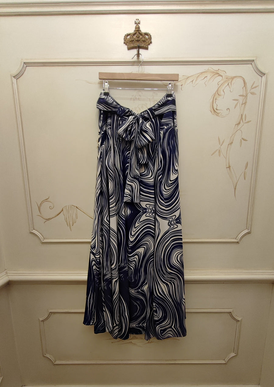 AN AN LONDREE LONG LIGHTWEIGHT SILK SKIRT IN NAVY/WHITE