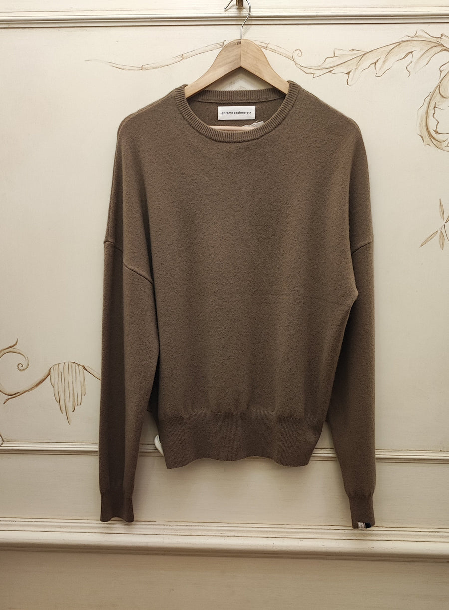 EXTREME CASHMERE No355 TES CASHMERE CREWNECK SWEATER IN TOBACCO