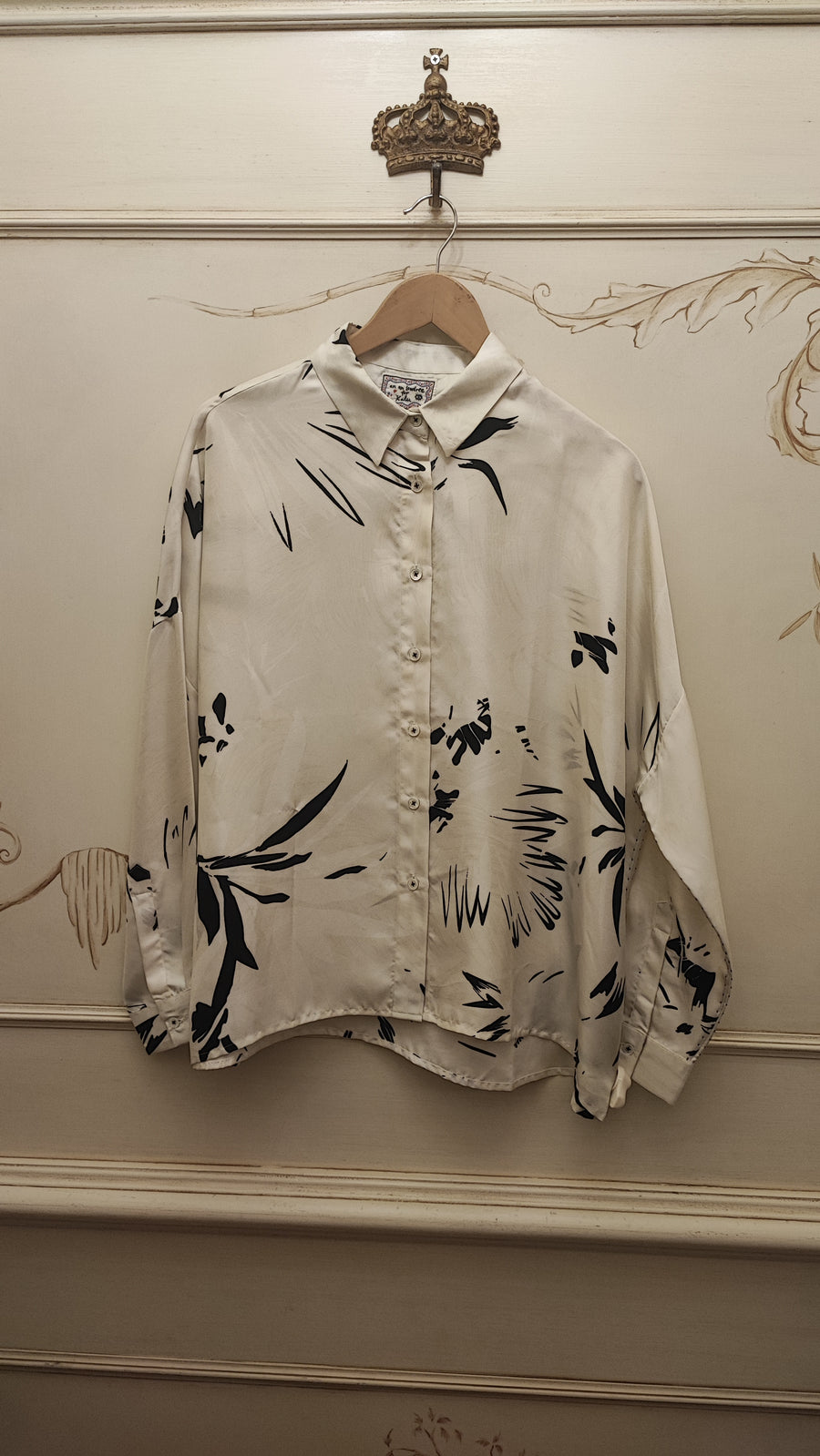 AN AN LONDREE SILK SHIRT IN OFF WHITE WITH BLACK FLORAL DESIG