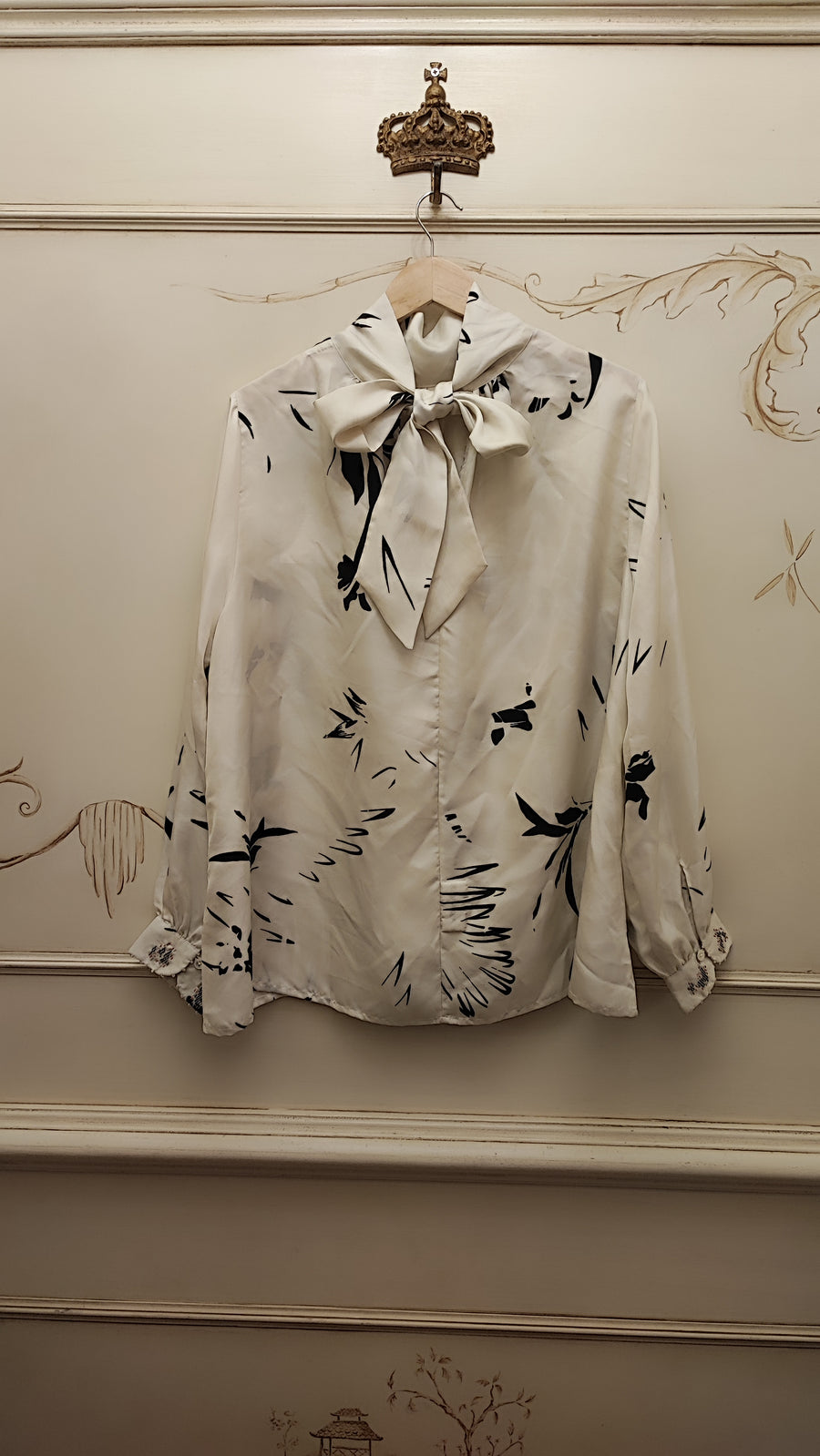 AN AN LONDREE SILK BLOUSE IN OFF WHITE WITH BLACK FLORAL DESIGN