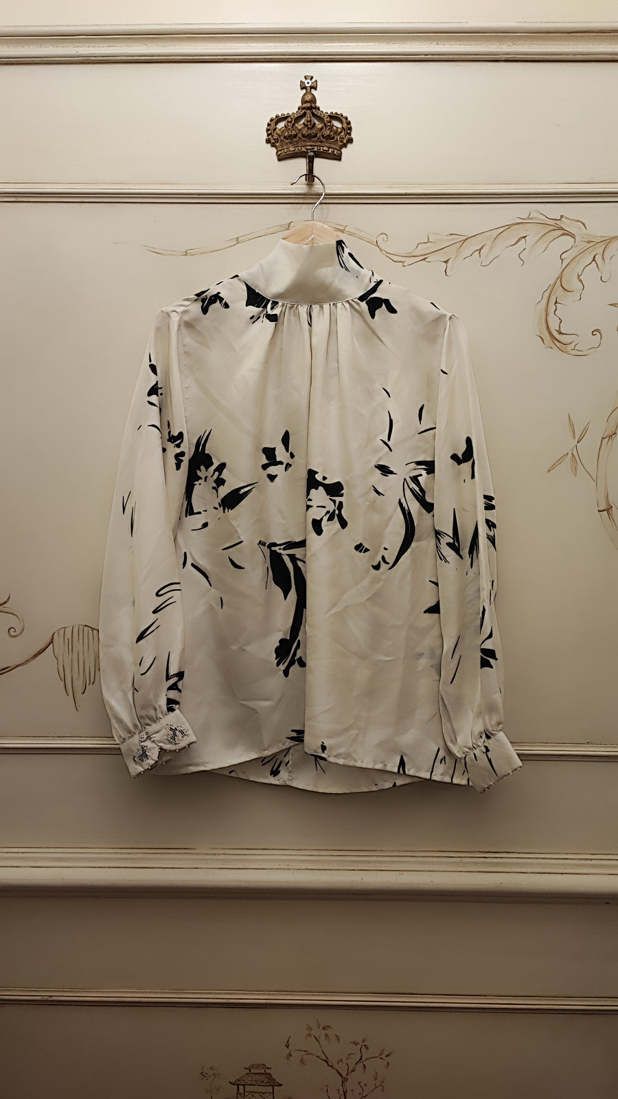 AN AN LONDREE SILK BLOUSE IN OFF WHITE WITH BLACK FLORAL DESIGN