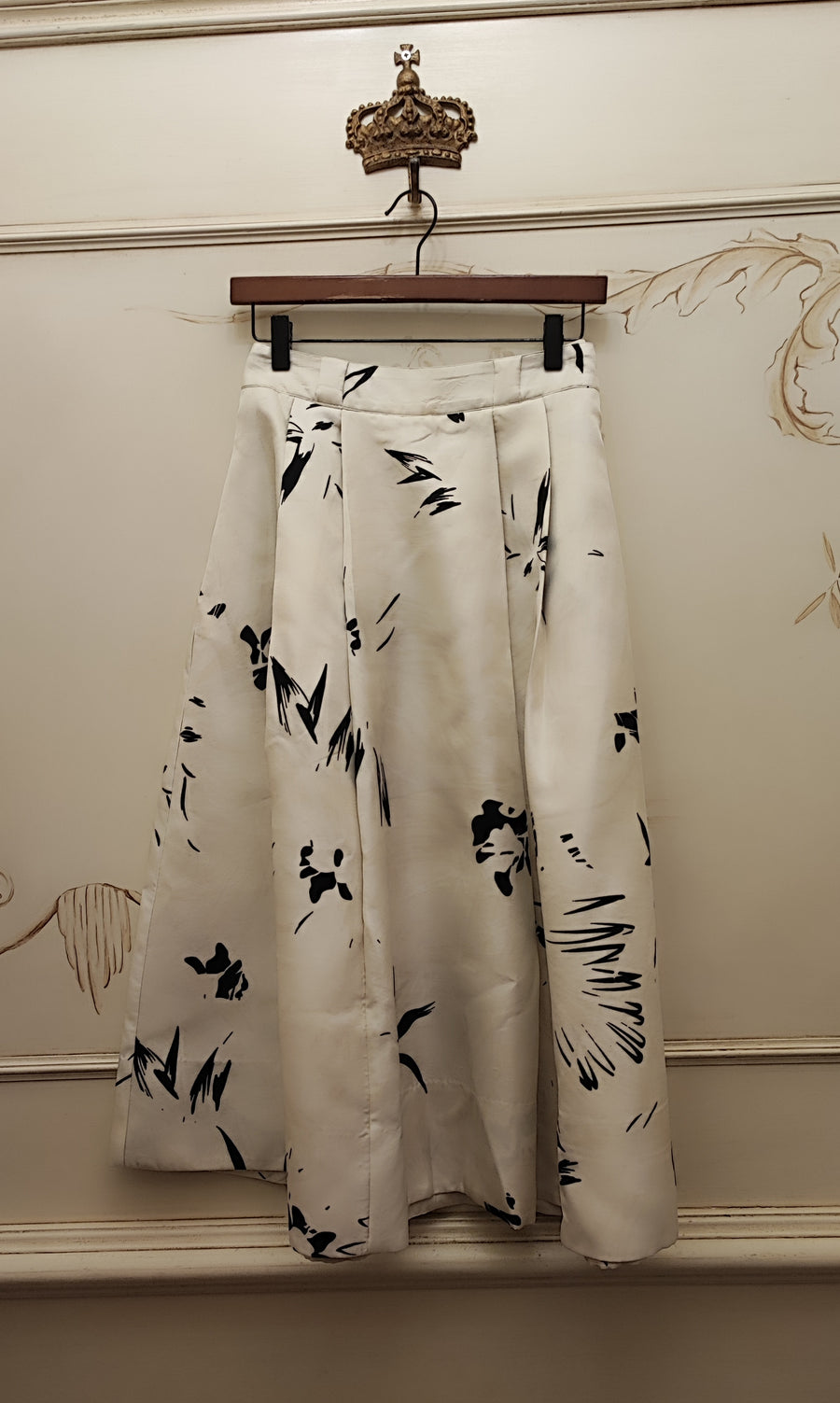 AN AN LONDREE MIDI LENGTH SILK SKIRT IN OFF WHITE WITH BLACK FLORAL DESIGN