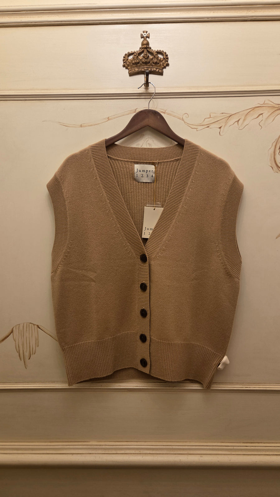 JUMPER 1234 BOYFRIEND BUTTON VEST IN HAZELNUT