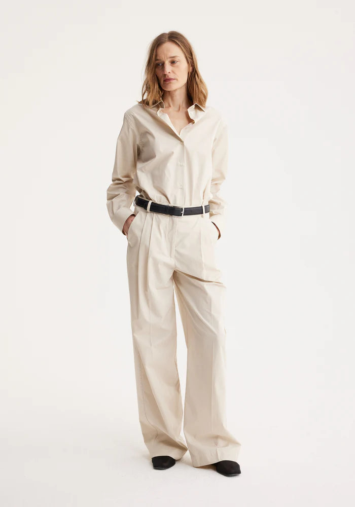 ROHE WIDE LEG PLEATED CHINO IN SAND