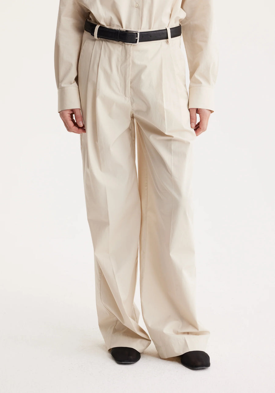 ROHE WIDE LEG PLEATED CHINO IN SAND