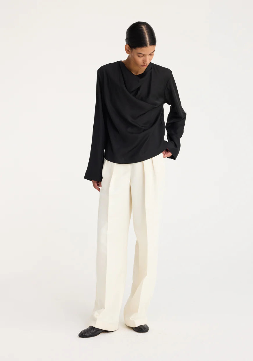 ROHE COWL NECK LONG SLEEVE TOP IN BLACK