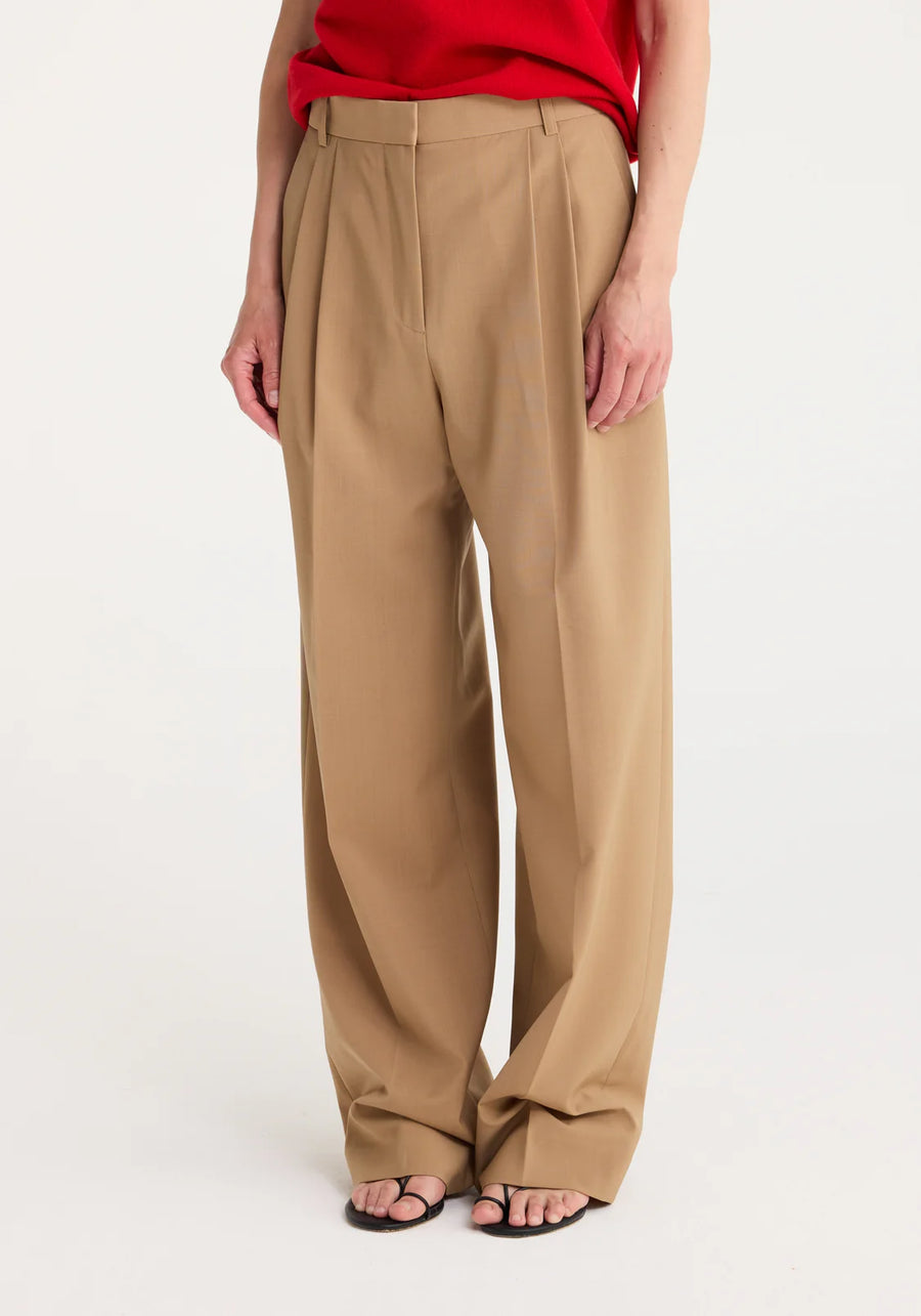 ROHE WIDE LEG PLEATED TROUSERS IN FAWN