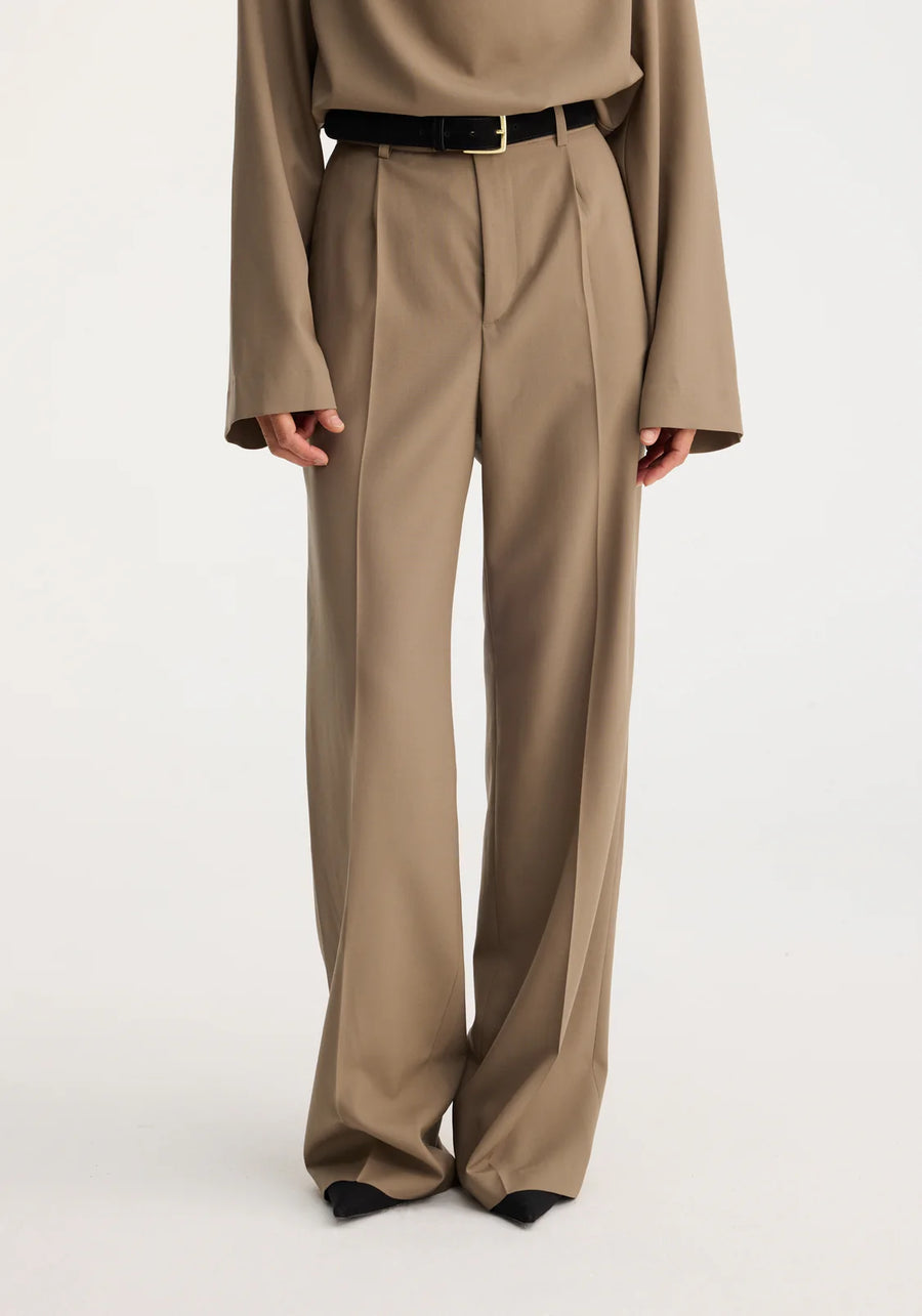 ROHE RELAXED SINGLE PLEATED TROUSERS IN KHAKI