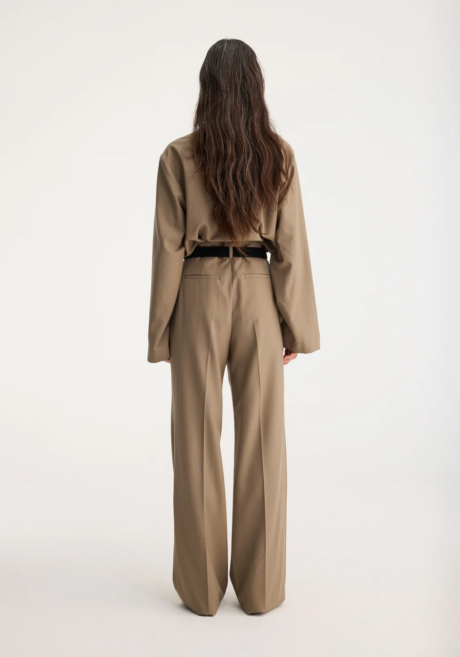 ROHE RELAXED SINGLE PLEATED TROUSERS IN KHAKI