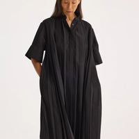 ROHE PLEATED DRESS IN BLACK