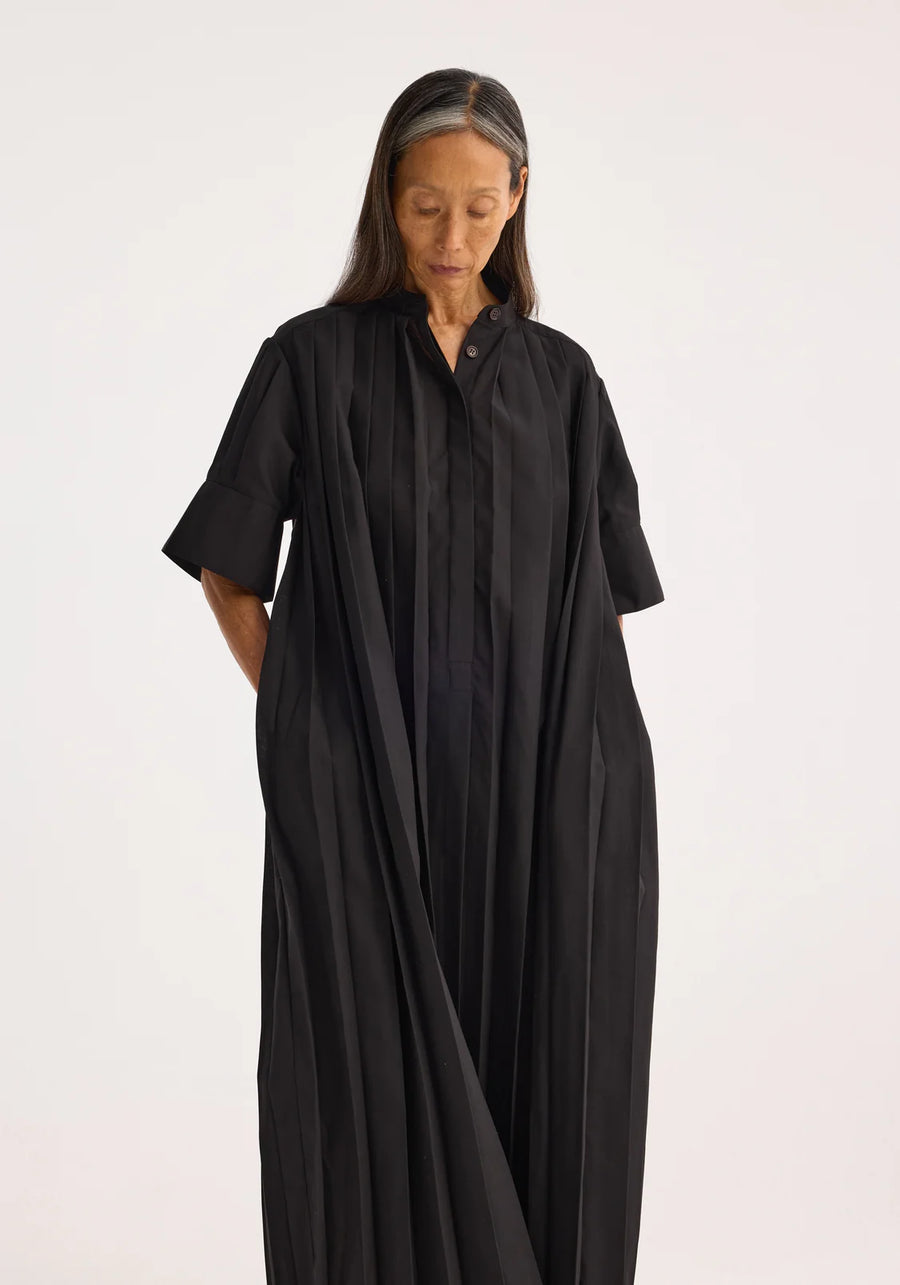 ROHE PLEATED DRESS IN BLACK