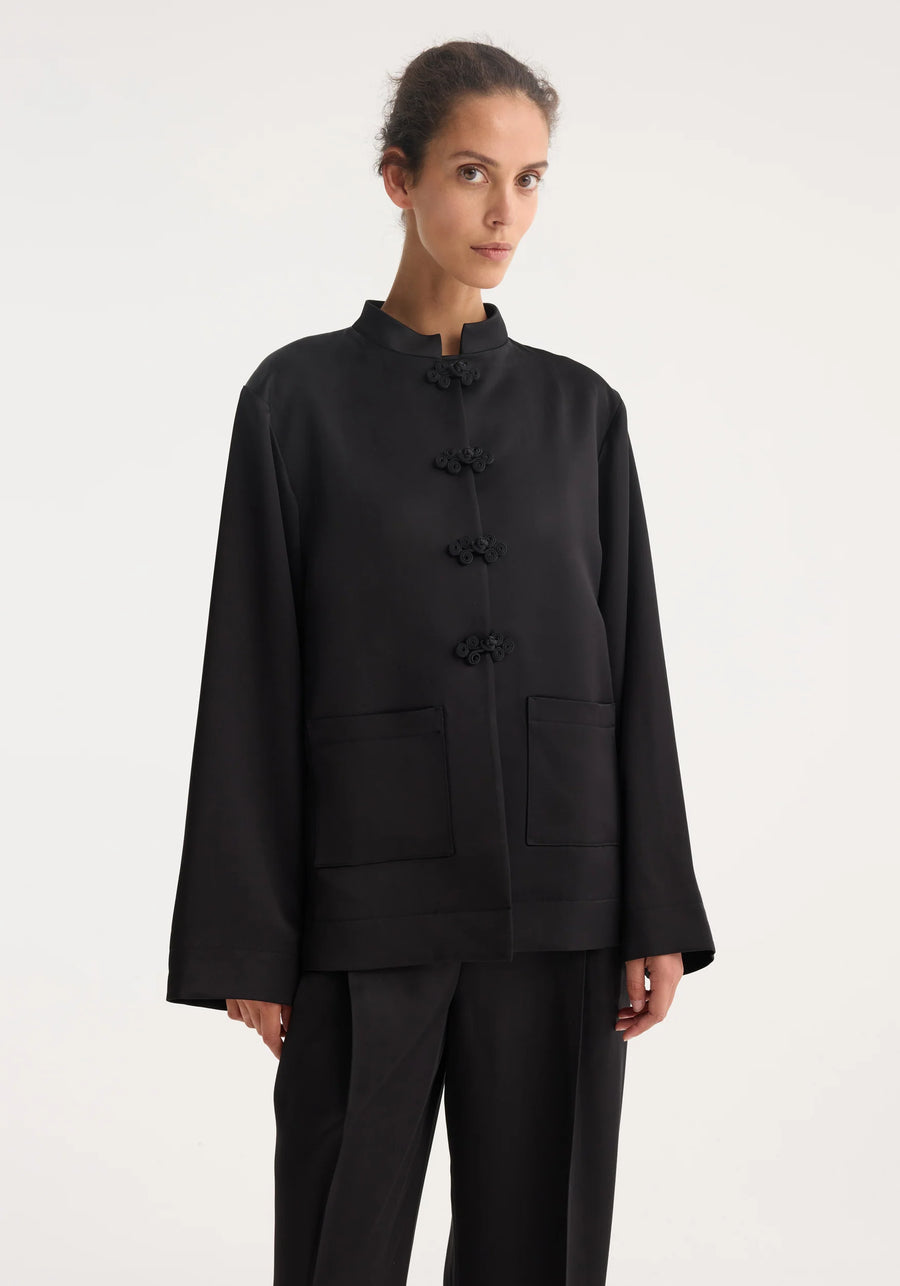 ROHE MANDARIN SATIN JACKET IN BLACK
