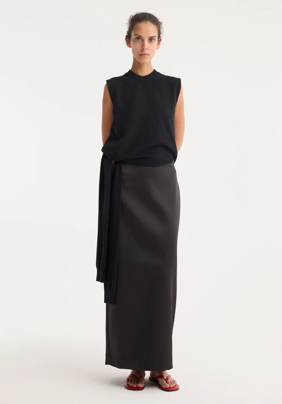 ROHE COLUMN SATIN SKIRT IN BLACK