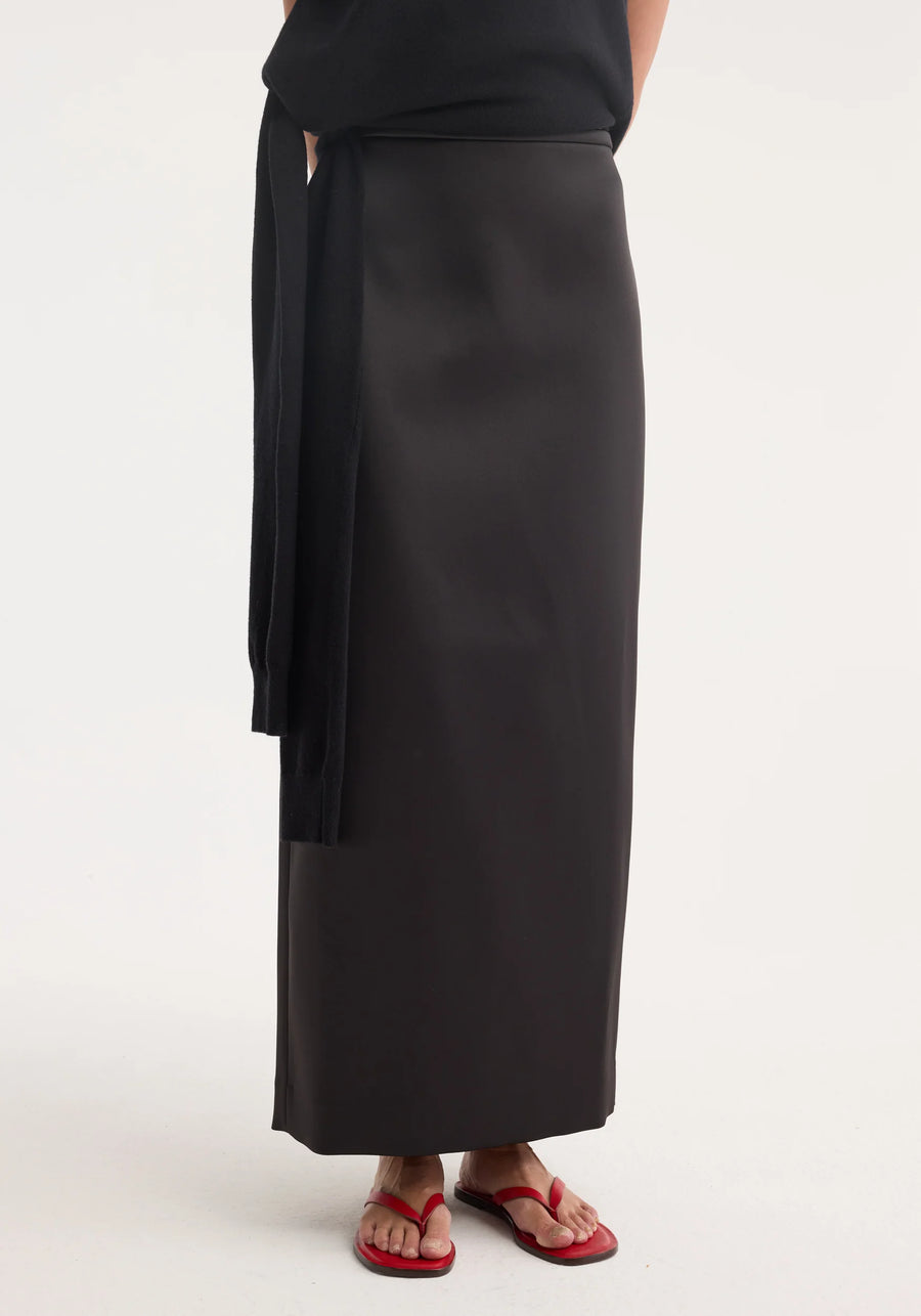 ROHE COLUMN SATIN SKIRT IN BLACK