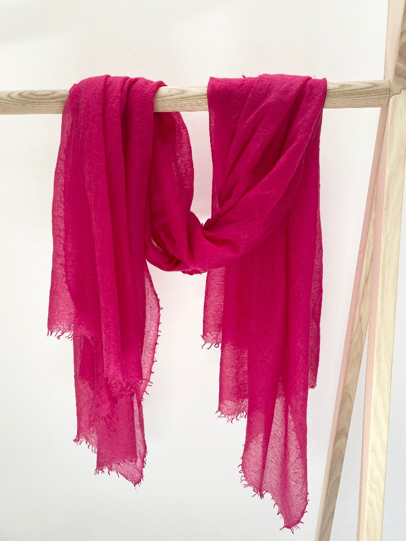 SIAN JACOBS MARMEE CASHMERE SCARF/SHAWL IN MAGENTA