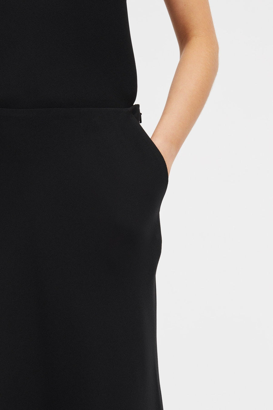 MKDT ATELIER NIMO SKIRT IN BLACK
