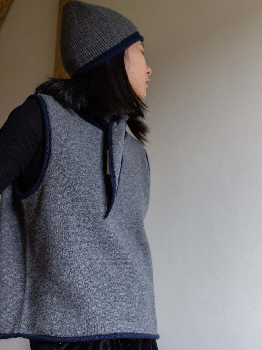 OATS & RICE AUSTEN SPINDLE SHAPED KNITTED CASHMERE SCARF IN GREY