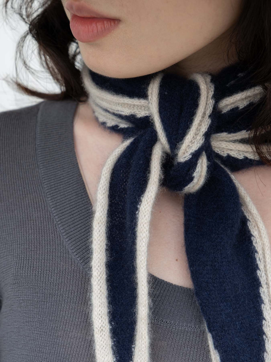 OATS & RICE AUSTEN SPINDLE SHAPED KNITTED CASHMERE SCARF IN NAVY