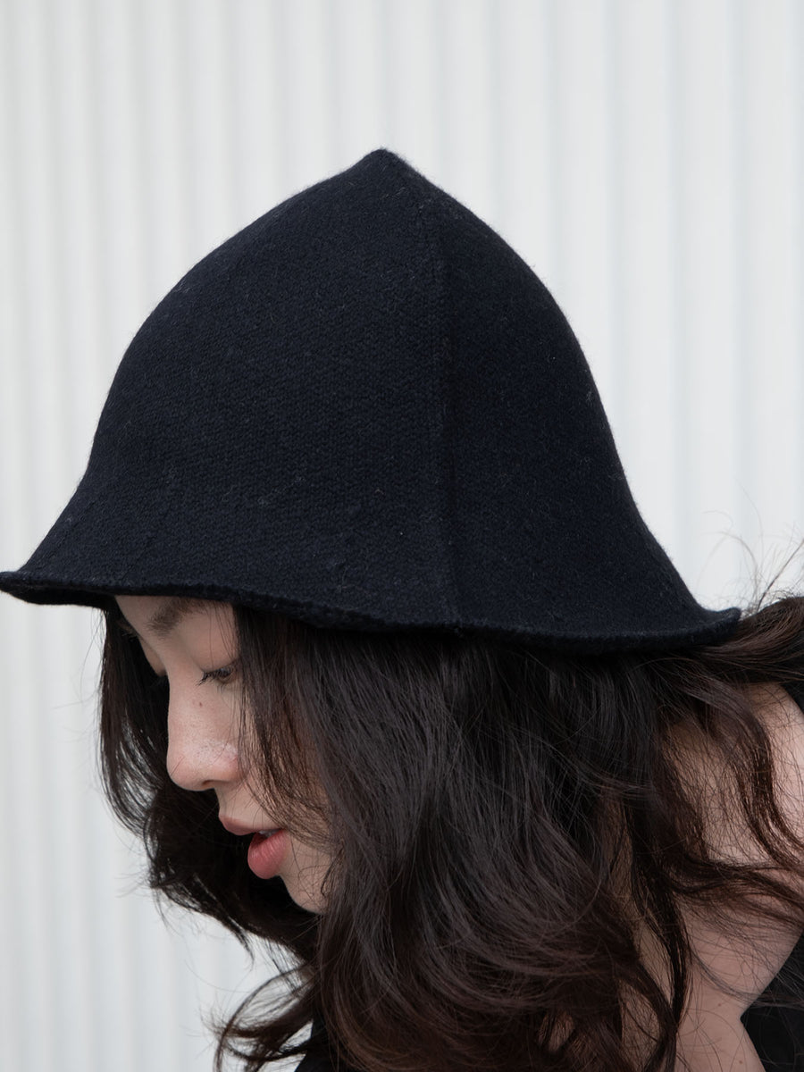 OATS & RICE BLACK CASHMERE BUCKET HAT