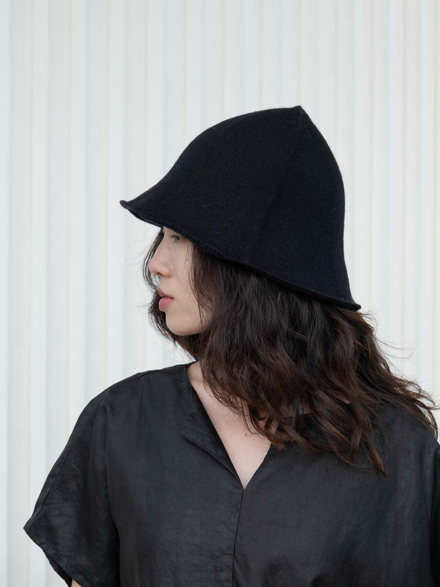 OATS & RICE BLACK CASHMERE BUCKET HAT