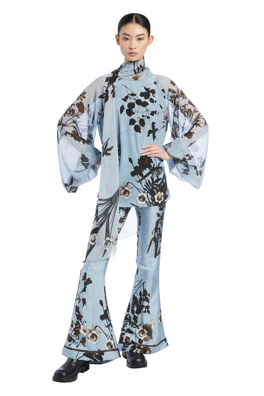 FOR RESTLESS SLEEPERS POLIMNIA BLOUSE IN BLUE WITH FLORAL BOUQUETS