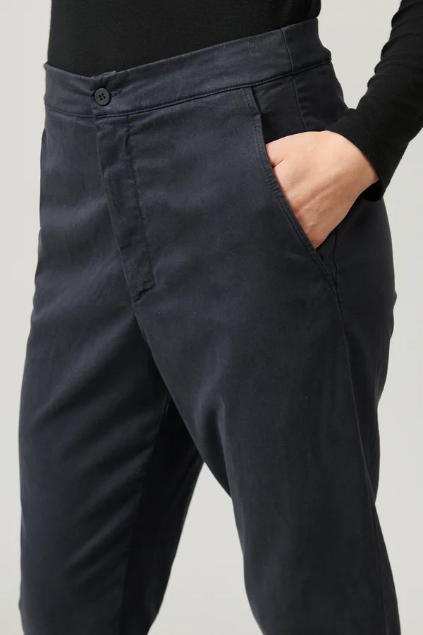 TRANSIT SLIM FIT PANT IN STRETCH COTTON IN NAVY