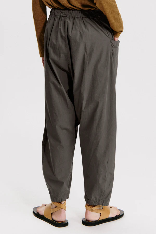 TRANSIT ERGONOMIC CUT COTTON POPLIN TROUSERS IN MUD