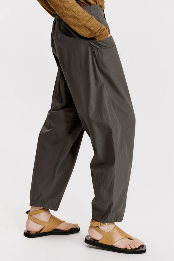 TRANSIT ERGONOMIC CUT COTTON POPLIN TROUSERS IN MUD