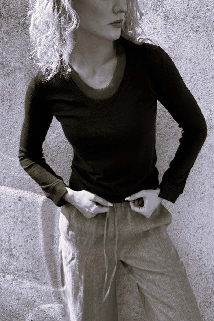 SIAN JACOBS COLLY IN BLACK