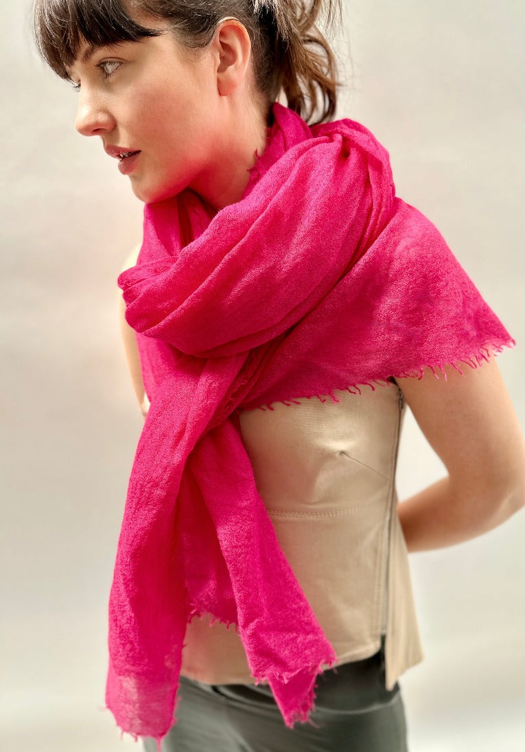 SIAN JACOBS MARMEE CASHMERE SCARF/SHAWL IN MAGENTA