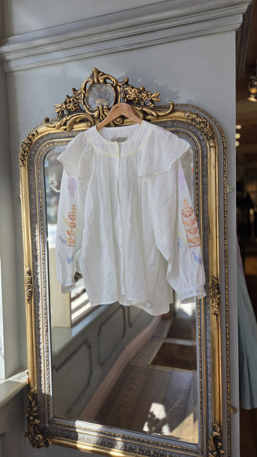 CLARAMONTE WHITE BLOUSE WITH EMBROIDERED SLEEVE