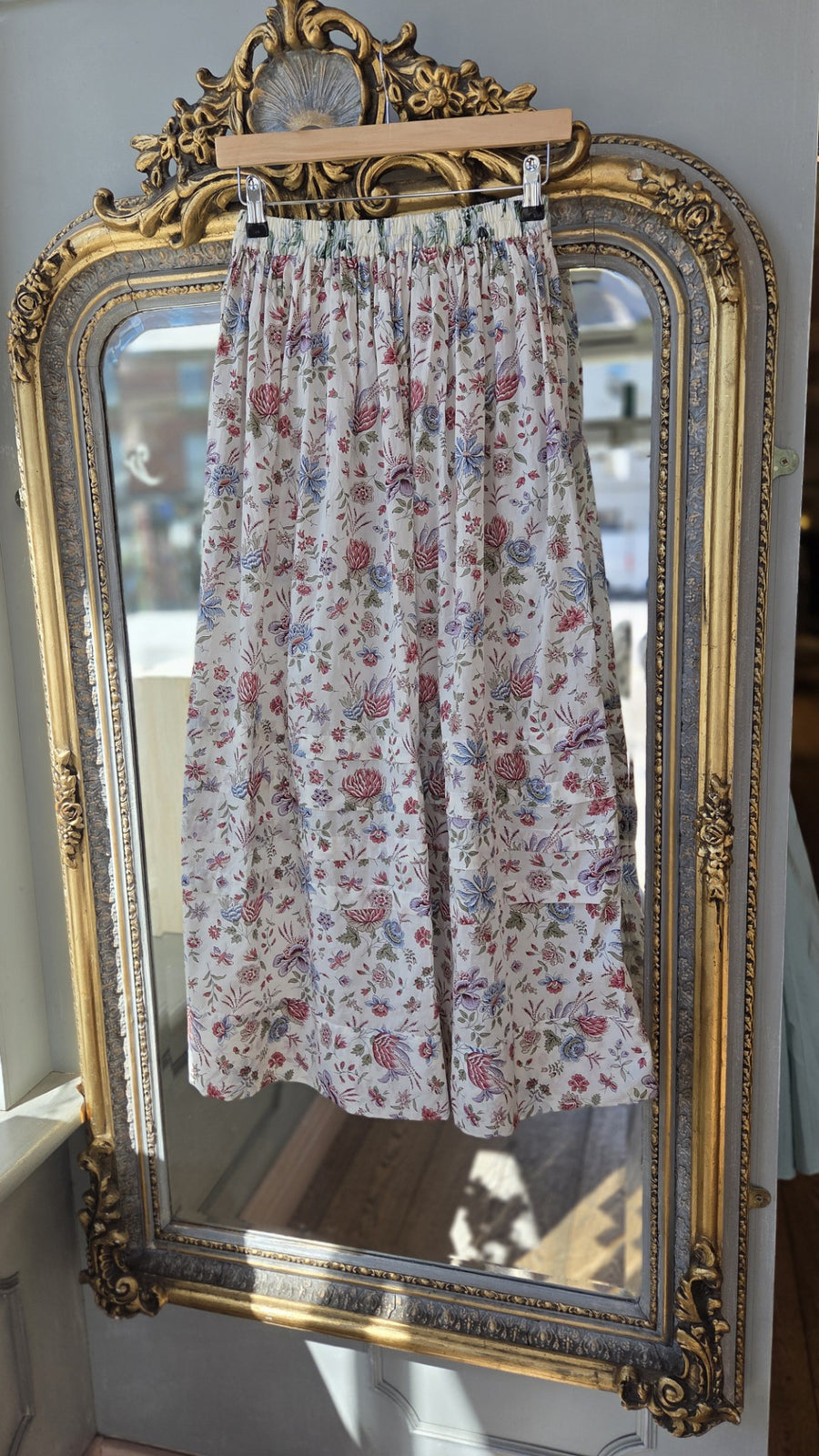 CLARAMONTE WHITE SKIRT WITH MINI FLORAL DESIGN