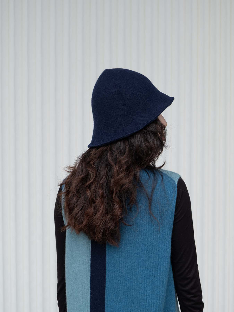 OATS & RICE NAVY CASHMERE BUCKET HAT