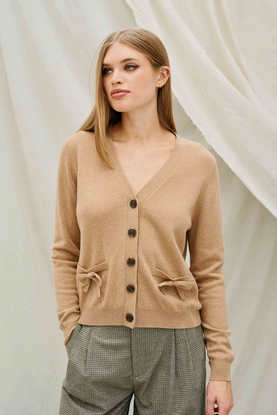 JUMPER 1234 BOW POCKET CARDIGAN IN SANDSTONE